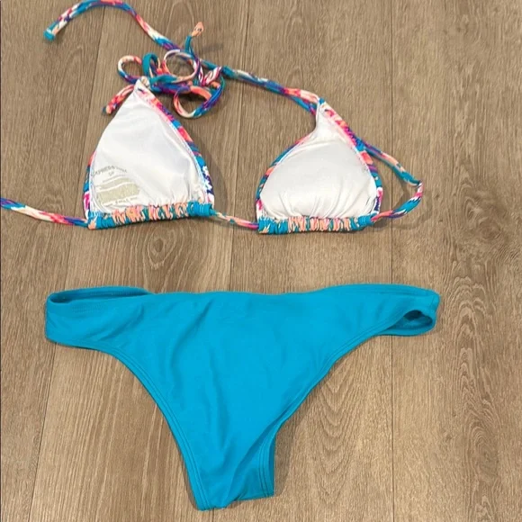Vibrant Bikini with Patterned Top and Blue Bottoms - Picture 3 of 3